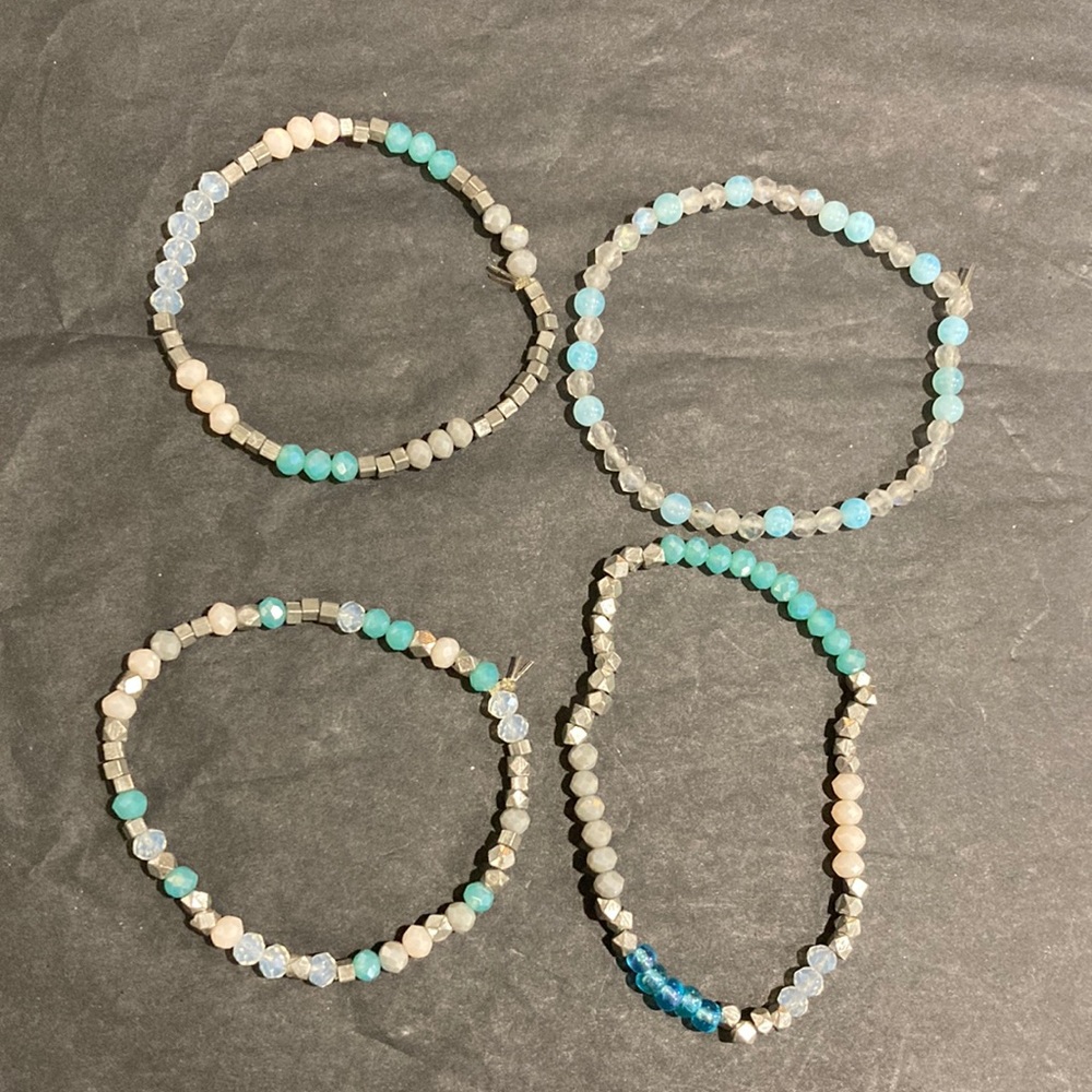 🤑🤑🤑🤑3 for 20$🤑🤑🤑🤑 Set of 4 stretch bracelets